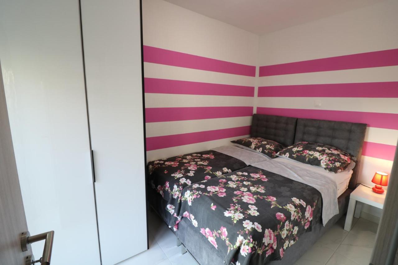 Sneky Apartment Pula Bagian luar foto